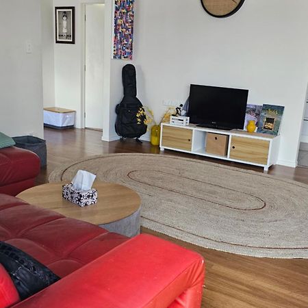 This Fabulous, Single-Level 3 Plus 1 Small Room With Folding Sofa Home Auckland Exteriér fotografie