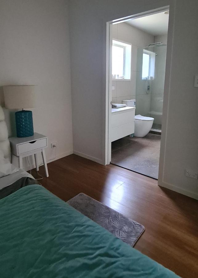 This Fabulous, Single-Level 3 Plus 1 Small Room With Folding Sofa Home Auckland Exteriér fotografie